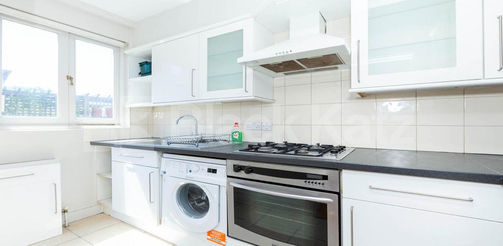 Spacious two bed with a modern kitchen, tiled modern bathroom, mins to tube Fortess Grove, Kentish Town